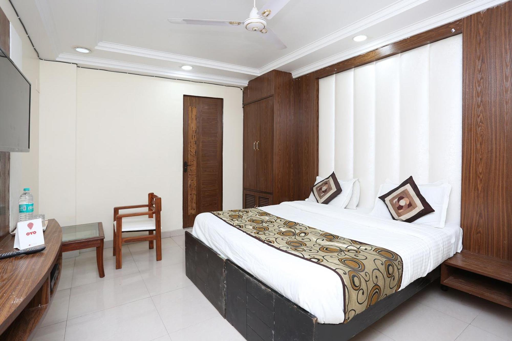 Oyo Flagship Hotel F Five New Delhi Bagian luar foto