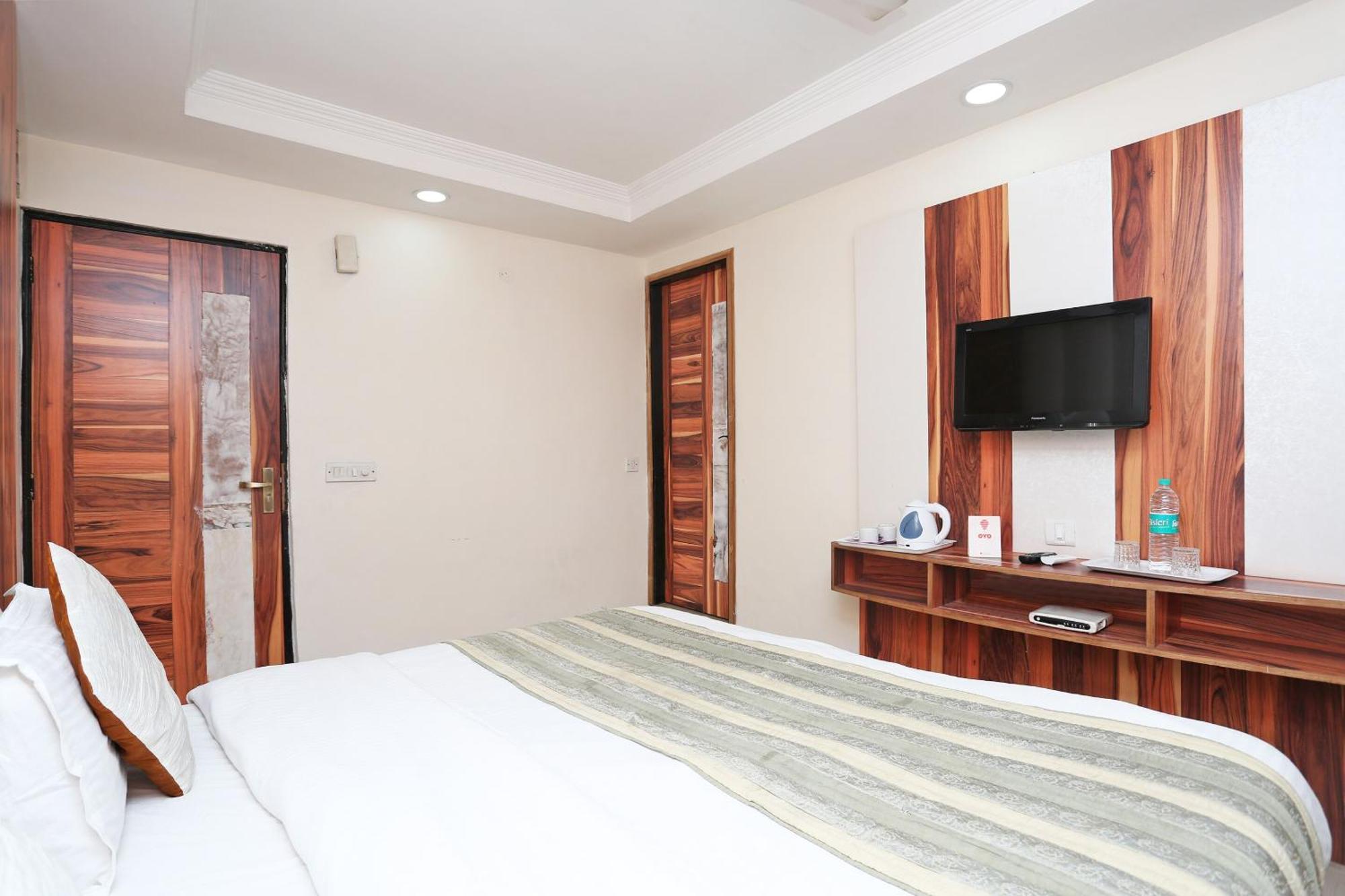 Oyo Flagship Hotel F Five New Delhi Bagian luar foto