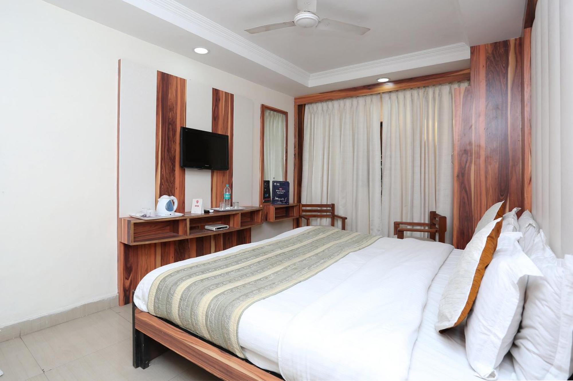 Oyo Flagship Hotel F Five New Delhi Bagian luar foto