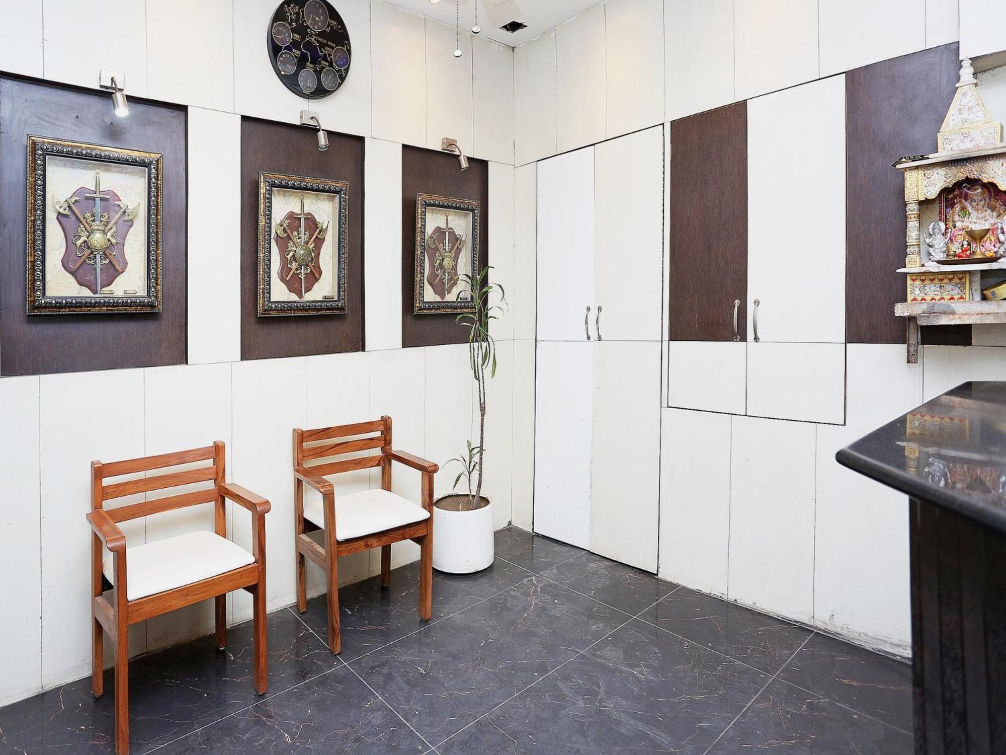 Oyo Flagship Hotel F Five New Delhi Bagian luar foto