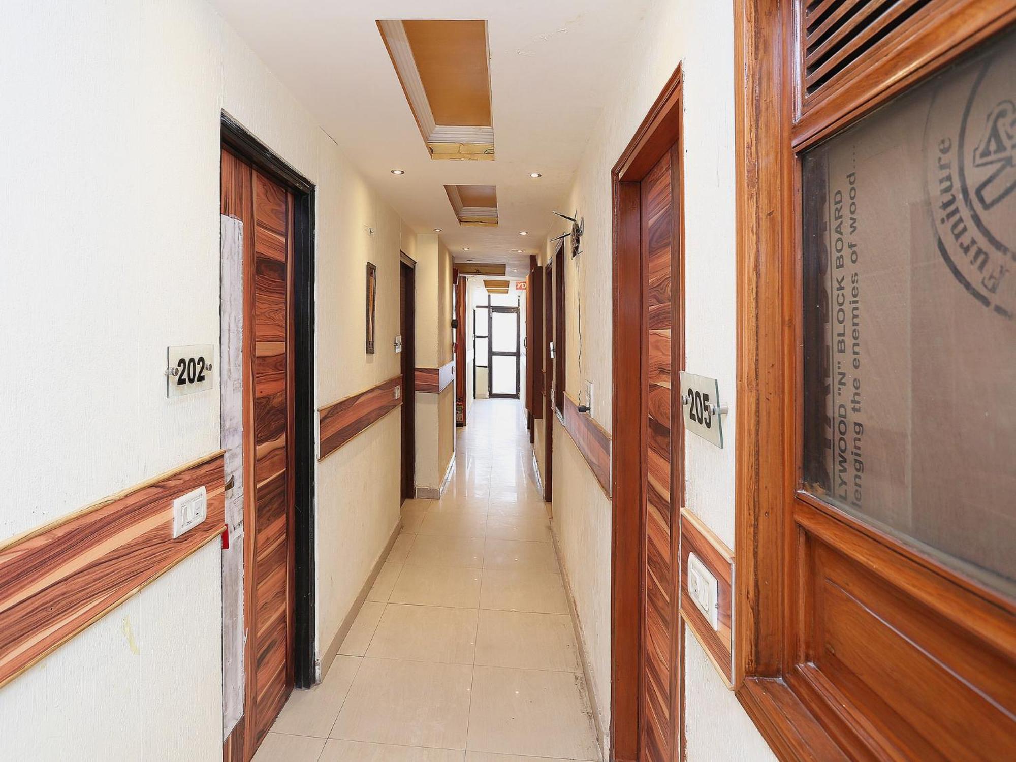 Oyo Flagship Hotel F Five New Delhi Bagian luar foto