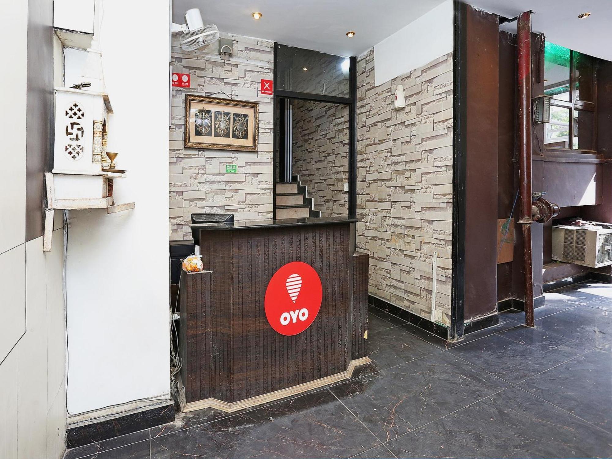 Oyo Flagship Hotel F Five New Delhi Bagian luar foto