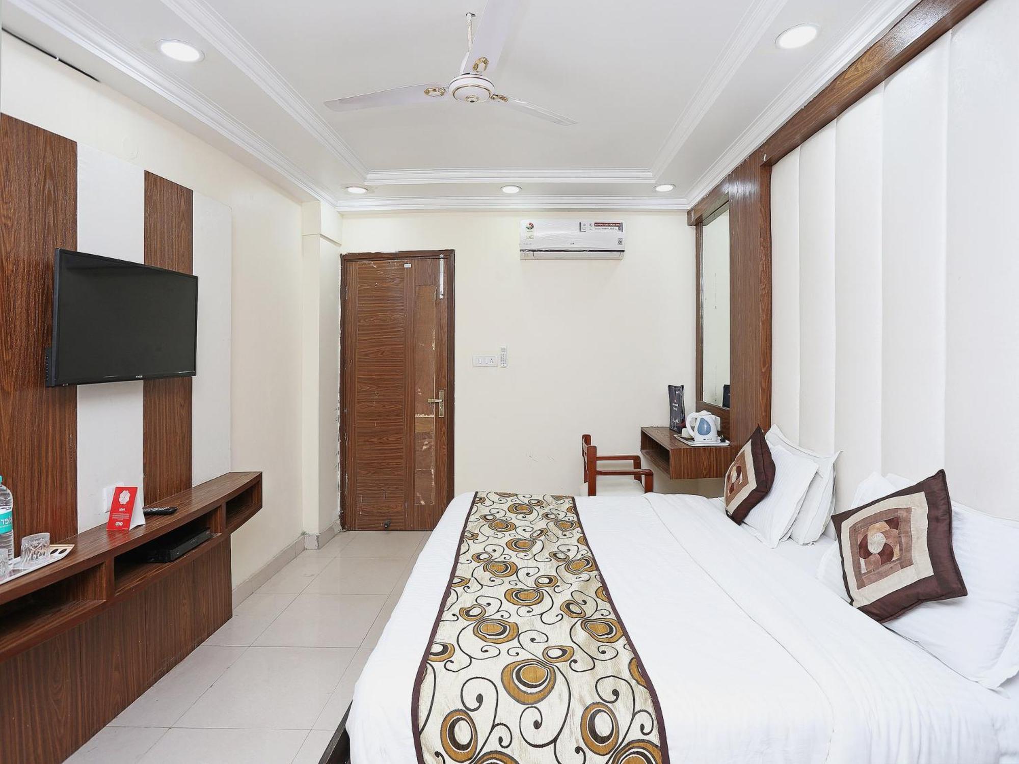 Oyo Flagship Hotel F Five New Delhi Bagian luar foto