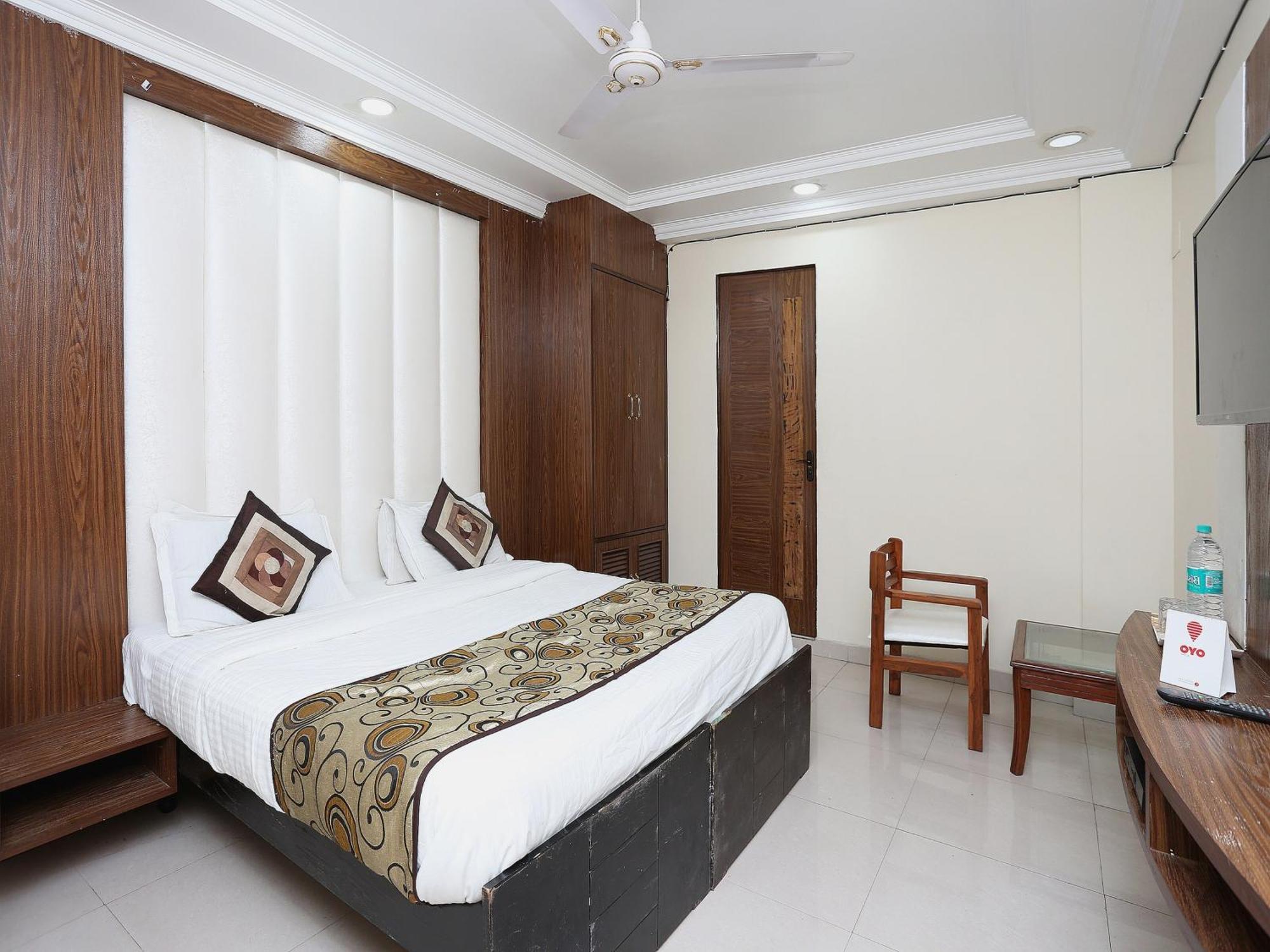 Oyo Flagship Hotel F Five New Delhi Bagian luar foto