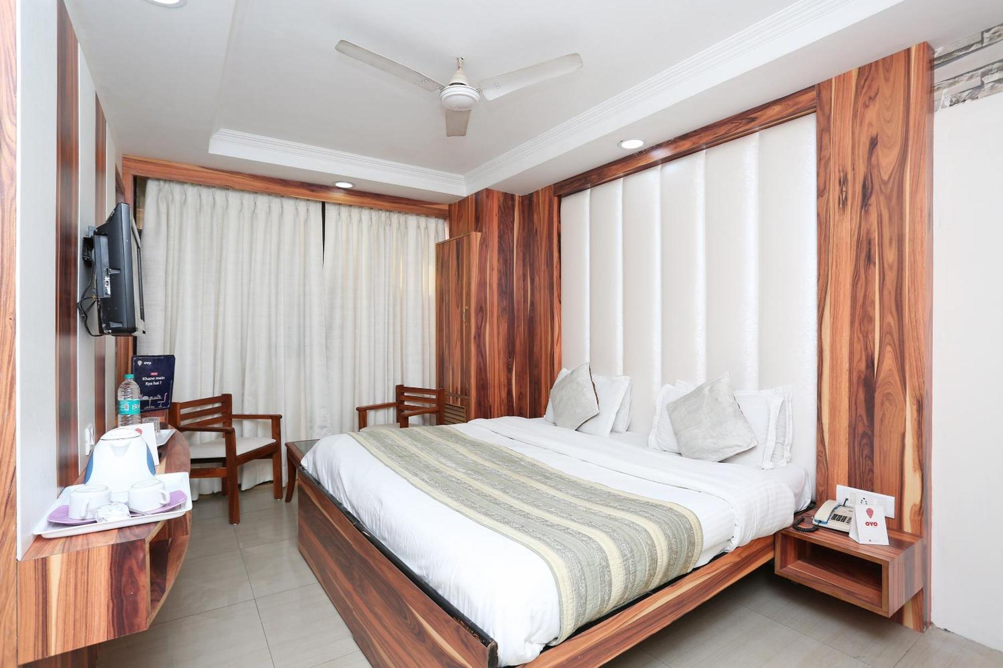 Oyo Flagship Hotel F Five New Delhi Bagian luar foto