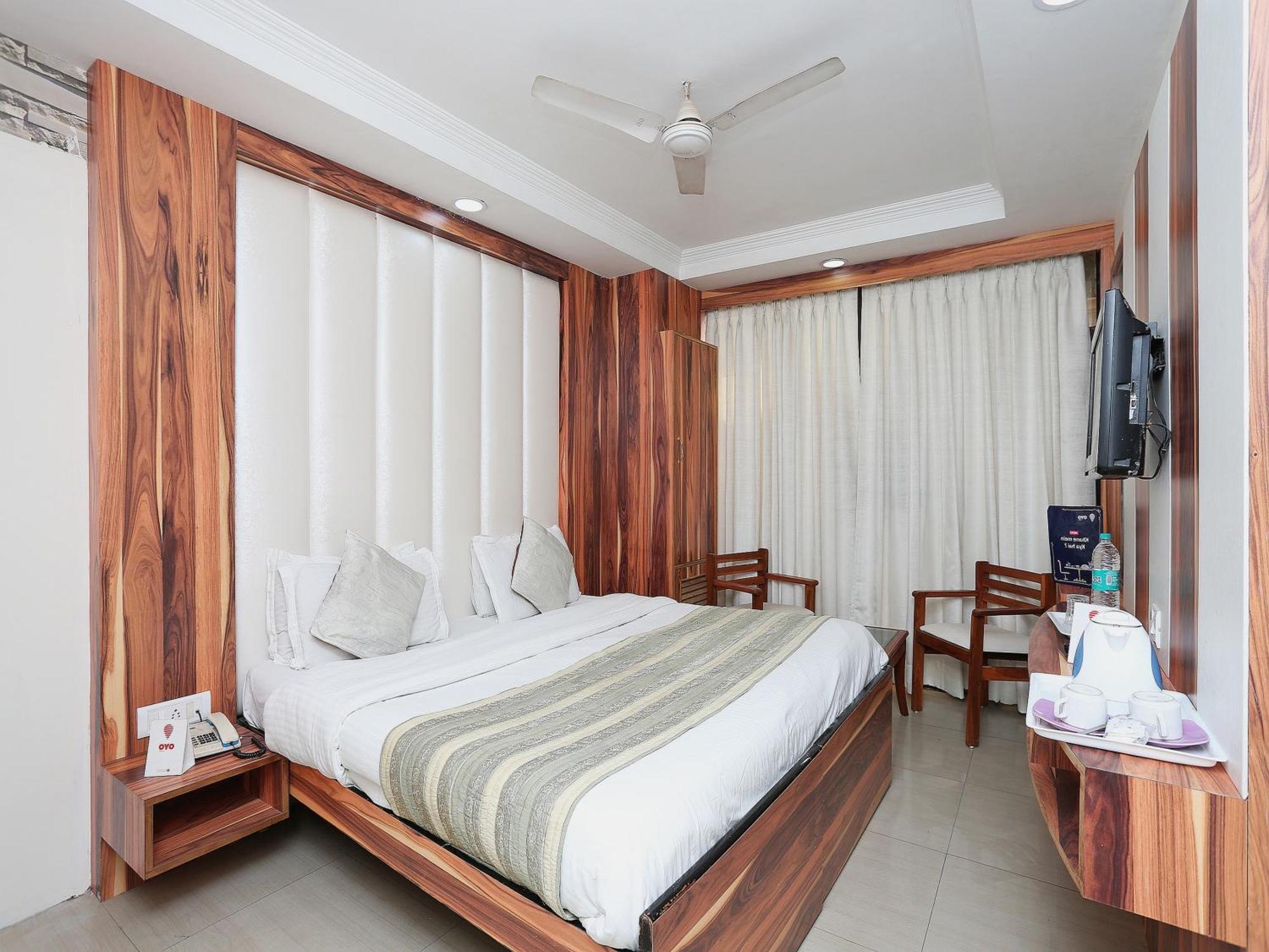 Oyo Flagship Hotel F Five New Delhi Bagian luar foto