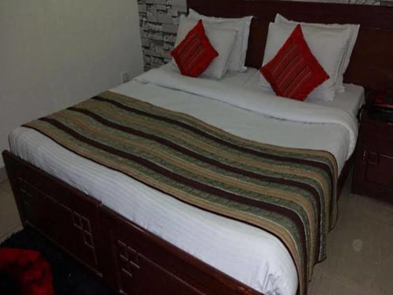 Oyo Flagship Hotel F Five New Delhi Bagian luar foto